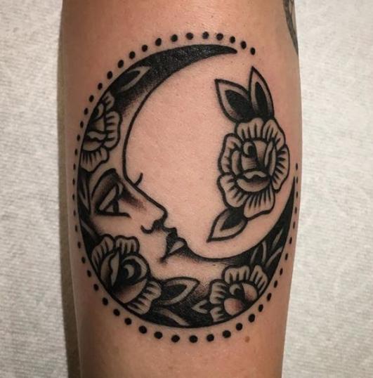 Luna tatuaje realizado por Paul Dobleman