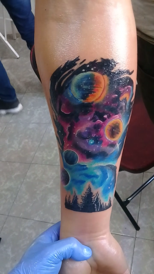 Tatuaje de Galaxia en el antebrazo realizado por Jocker Ink Tattoo tatuaje realizado por Jocker Ink Tattoo