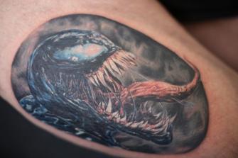 Venom realismo a color tatuaje realizado por Old Gangsters Tattoo Shop