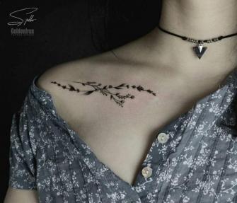 Tatuajes de Flores pequeñas en la clavícula realizado por Stella Tattoo tatuaje realizado por Stella Tattoo