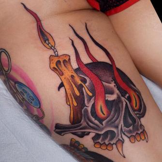 Vela y cráneo neotracicional tatuaje realizado por Herb Auerbach