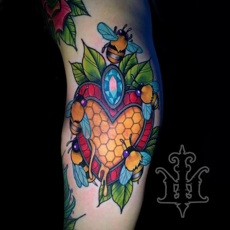Corazón de miel y abejas tatuaje realizado por Jon Leighton