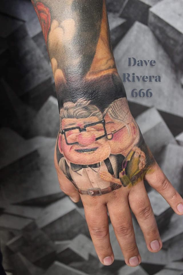 Tatuaje de Viejitos película Up realizado por Dave Rivera tatuaje realizado por Dave Rivera