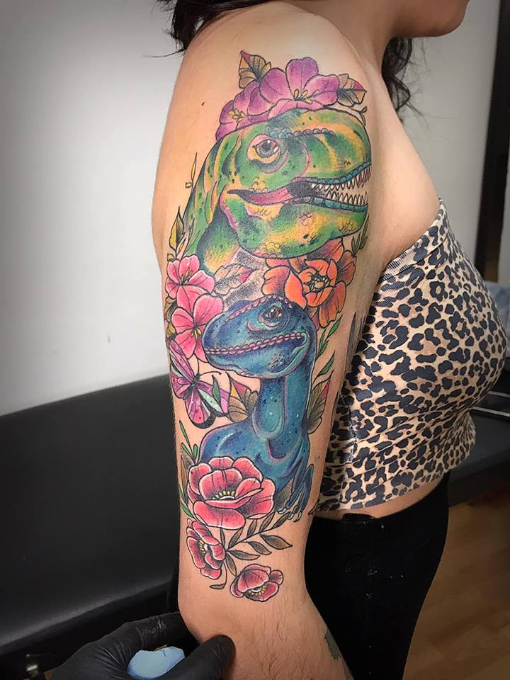 Dinosaurios y flores tatuaje realizado por Wendy Martínez