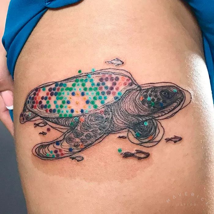 Tortuga huichol tatuaje realizado por Maverick Tattoo 