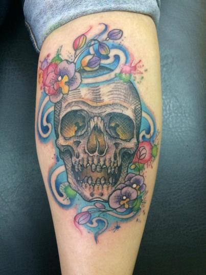 Craneo tatuaje realizado por Christian Garcia