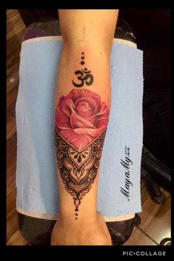 Rosa y mandala tatuaje realizado por Maya Myzz
