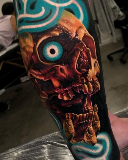 Cráneo realismo a color tatuaje realizado por Ben Kaye