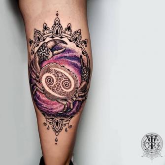 Cangrejo y galaxia tatuaje realizado por Coen Mitchell Tattoo Gold