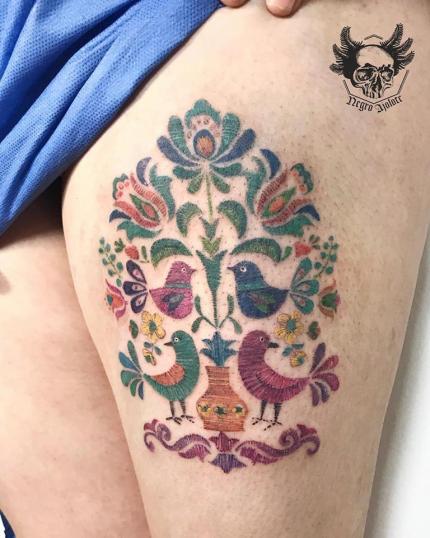 Bordado otomi aves y flores tatuaje realizado por Negro Ajolote