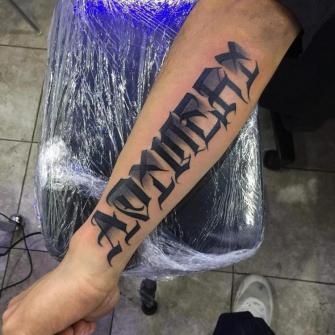 Palabra en el brazo tatuaje realizado por AR KY