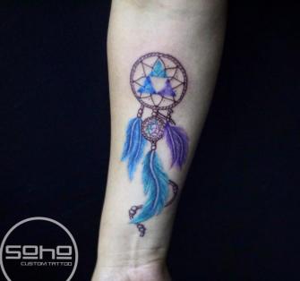 Atrapa sueños tatuaje realizado por SOHO CUSTOM TATTOO