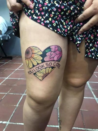 Corazón con flores tatuaje realizado por Quarla Torres
