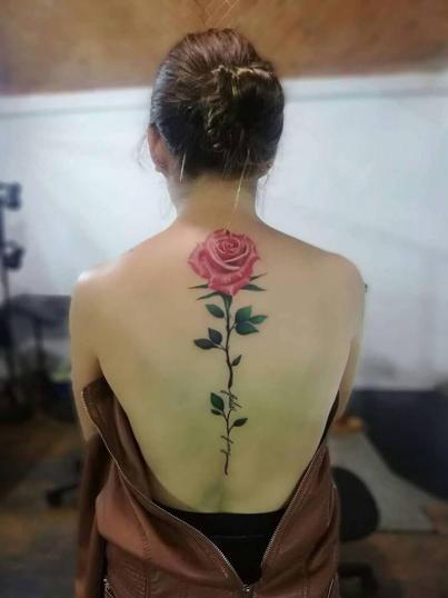 Rosa en la espalda tatuaje realizado por Carlos Delae