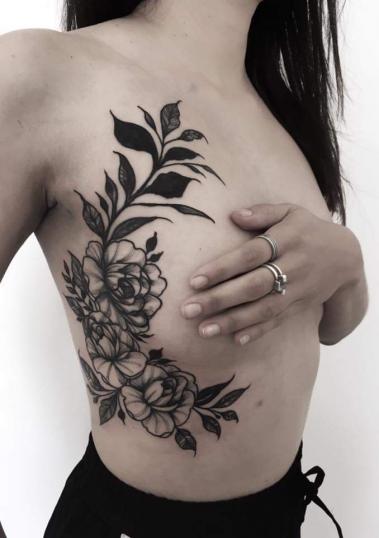 Tatuaje de Peonías en las costillas realizado por Simona O'Kif tatuaje realizado por Simona O'Kif