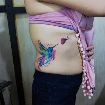 Colibrí tatuaje realizado por Nahum Lugo
