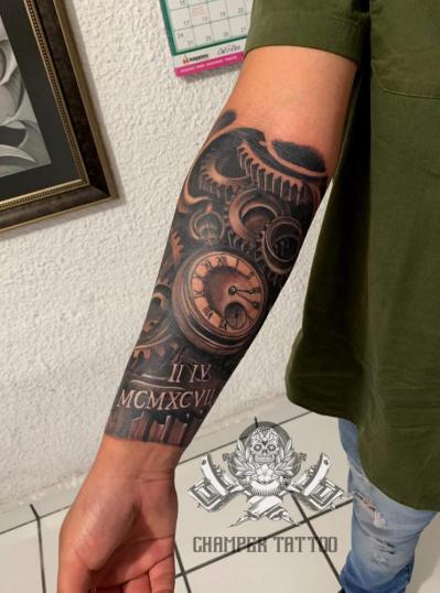 Manga Reloj y engranes tatuaje realizado por Champer tattoo 