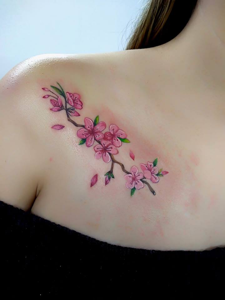 Tatuaje de Flores rosas en el hombro realizado por Adan dados uno tatuaje realizado por Adan dados uno