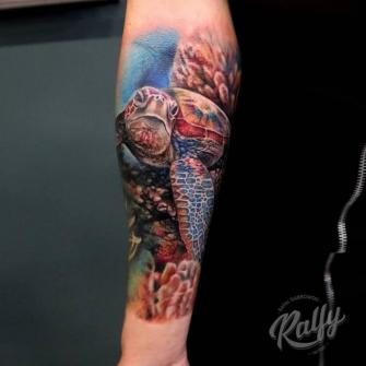 Tortuga en arrecife  tatuaje realizado por Ralfy Dabrowski