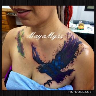 Cuervo en el pecho tatuaje realizado por Maya Myzz Tattoos