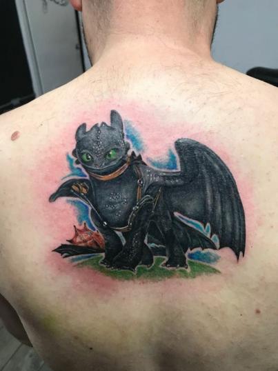 Chimuelo, cómo entrenar a tu dragón tatuaje realizado por Alan Quintero