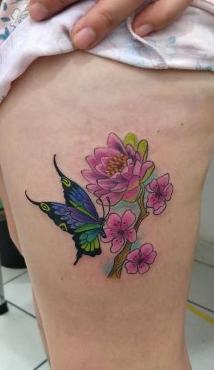 Mariposa y flores tatuaje realizado por Checko Palma Tattoo