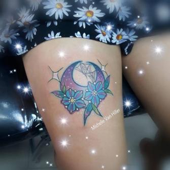 Luna y flores en la pierna tatuaje realizado por Michelle Van Hiller