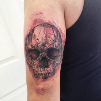 Cráneo Sketch y splatter tatuaje realizado por Alejandra Hernández