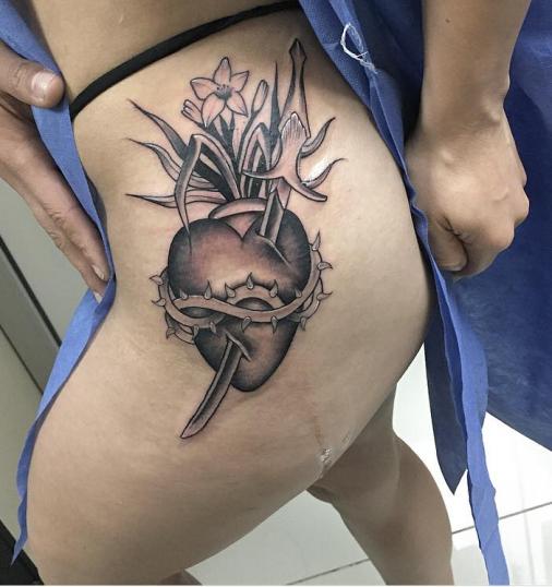 Corazón y espada tatuaje realizado por Dheos OM