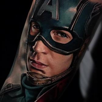 Tatuaje de Capitán América realizado por Zhang Po tatuaje realizado por Zhang Po