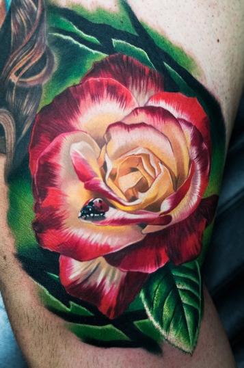 Rosa y catarina  tatuaje realizado por Vic Vivid