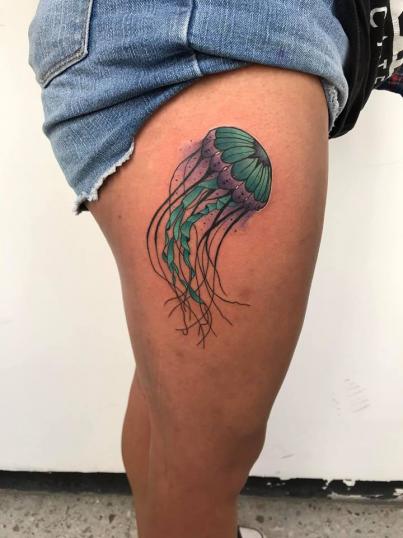 Tatuaje de Medusa marina colores realizada por Brandon Quintana tatuaje realizado por Brandon Quintana