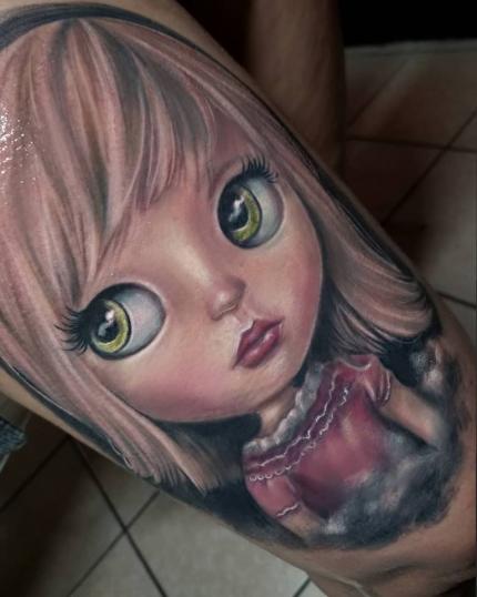 muñeca Blythe tatuaje realizado por Dany Galván
