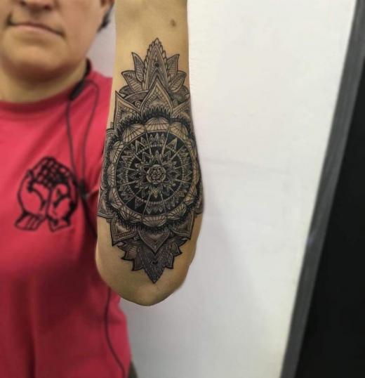 Mandala en el brazo tatuaje realizado por Eduardo Gahona (Ras-T)