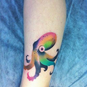 Pulpo de colores tatuaje realizado por Ann Lilya