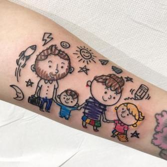 Tatuaje de familia en el brazo realizado por Mambo Tattoo Shop tatuaje realizado por Mambo Tattoo Shop