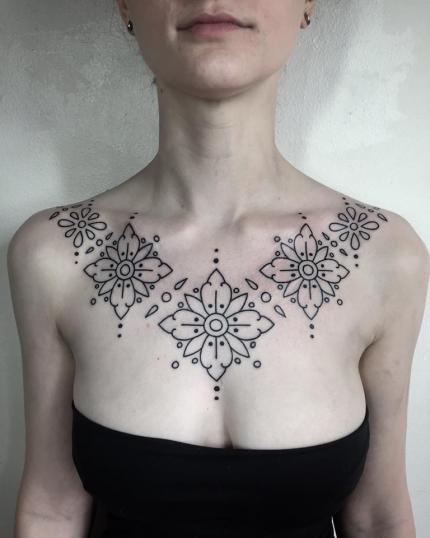 Tatuaje de Flores geométricas en el pecho realizado por Flower of Life Studios tatuaje realizado por Flower of Life Studios