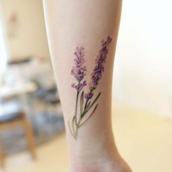 Tatuaje de Flor de lavanda realizado por Un Grey tatuaje realizado por Un Grey