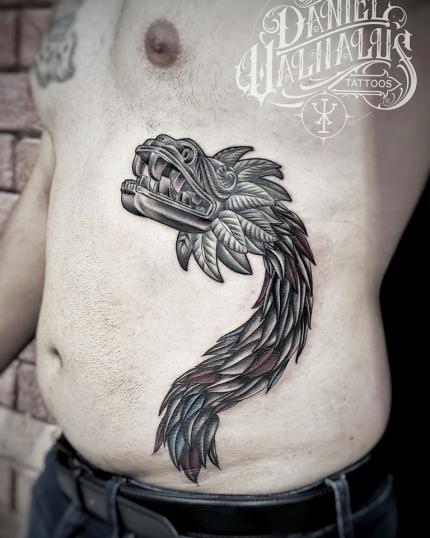 Quetzalcóatl - Serpiente Emplumada tatuaje realizado por Daniel Valhalus