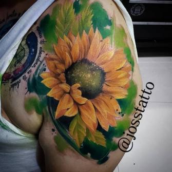 Girasol en el brazo tatuaje realizado por Jocelyn Garcia