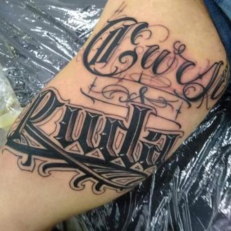 Lettering palabra ruda tatuaje realizado por AR KY