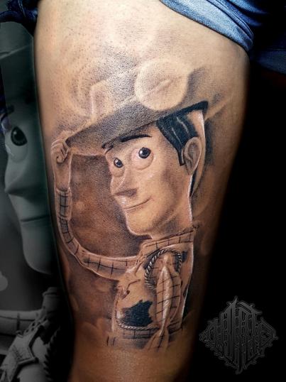 Tatuaje de Woody toy story tatuaje realizado por Enrique Morraz