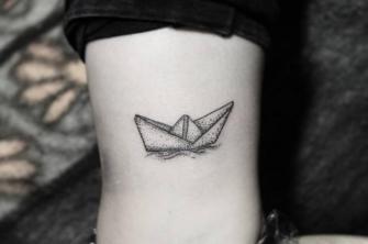 Barco de papel tatuaje realizado por Isaac will
