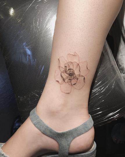 Flor transparencia tatuaje realizado por Jakub Nowicz Tattoo