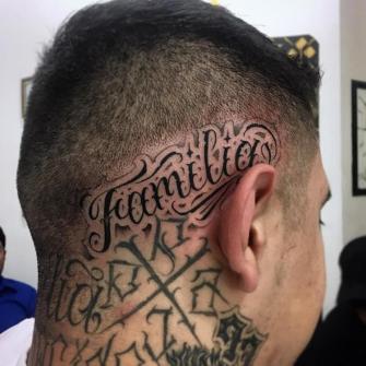 Familia lettering en cabeza  tatuaje realizado por Fernando SC Martinez
