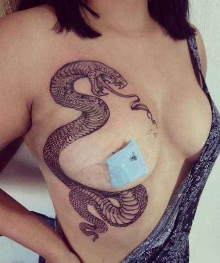 Serpiente en Costillas y pecho tatuaje realizado por Ruth Winchester