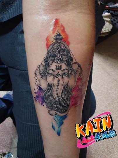 Ganesha tatuaje realizado por Kain Skellington