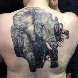 Elefante realismo black and grey tatuaje realizado por Dagmara Cielecka