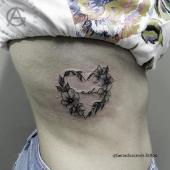 Corazón con flores  tatuaje realizado por Gerardo Aceves