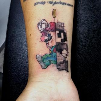Tatuaje de Mario Bros a color y scketch realizado por Adan dados uno tatuaje realizado por Adan dados uno